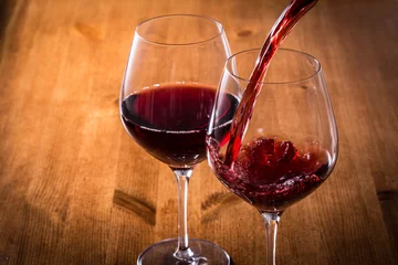 Fotobehang 赤ワインを注ぐ © BRAD
