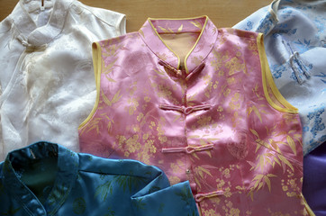 Robes et chemises traditionnelles vietnamiennes en soie