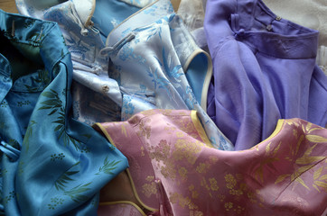Robes et chemises traditionnelles vietnamiennes en soie