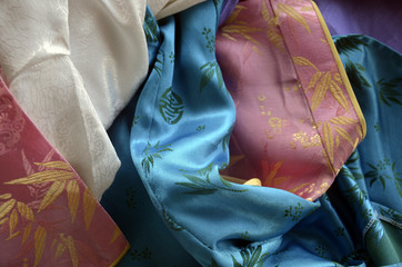 Robes et chemises traditionnelles vietnamiennes en soie