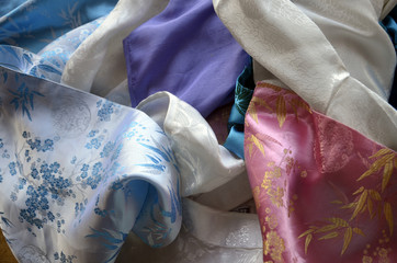 Robes et chemises traditionnelles vietnamiennes en soie