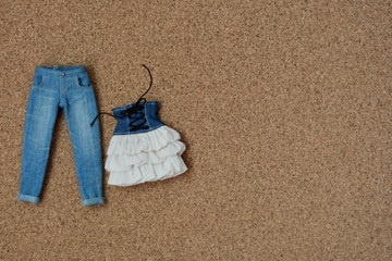 Голубые джинсы и сарафан на пробковом фоне