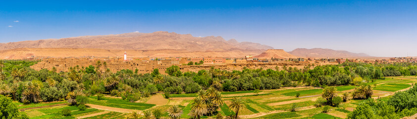 Obraz premium Panoramic view at the Oasis Tinghir (Tinerhir) with Little Atlas mountains - Morocco