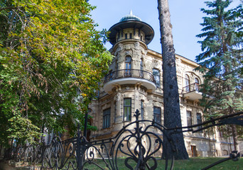Старинные здания в Кисловодске. Колонны, замок, шпили. Ставропольский край, Россия.