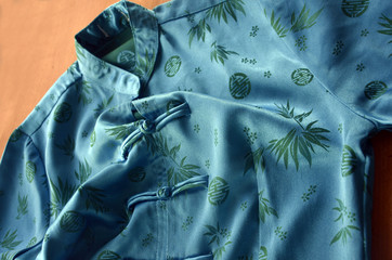 Robes et chemises traditionnelles vietnamiennes en soie