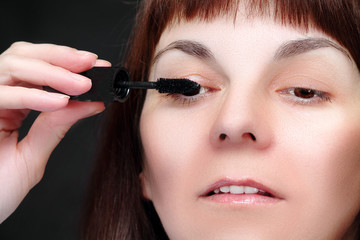 женщина наносит макияж