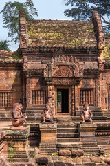 Fototapeta premium Karuda Bird Gardians Carvings at Banteay Srei Red Sandstone Temple, Cambodia