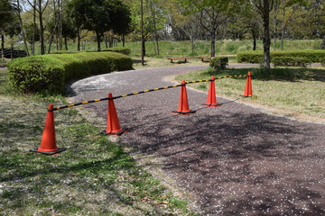 遊歩道　これより先立入禁止　カラーコーンとコーンバー