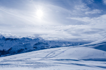 Fototapeta premium mountain in winter, covered of snow. turns in a sunny day