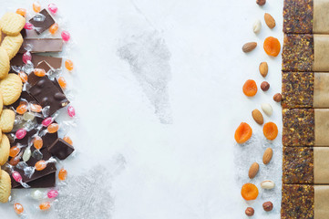 Выбор питания между здоровой и вредной пищей. Домашние энергетические батончики из сухофруктов и шоколад конфеты и печенье.