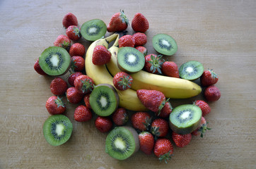 Fraises, bananes et kiwis