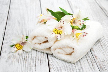 Obraz na płótnie Canvas Spa towels and alstroemeria flowers