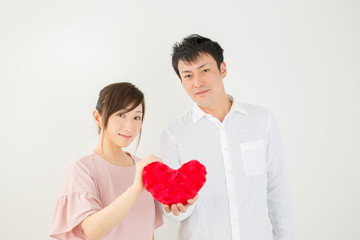 ハートを持つ男女
