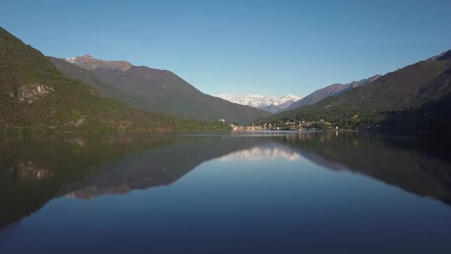 Drohnen Flug &uuml;ber Bergsee am Fusse der Alpen an der grenze zur Schweiz