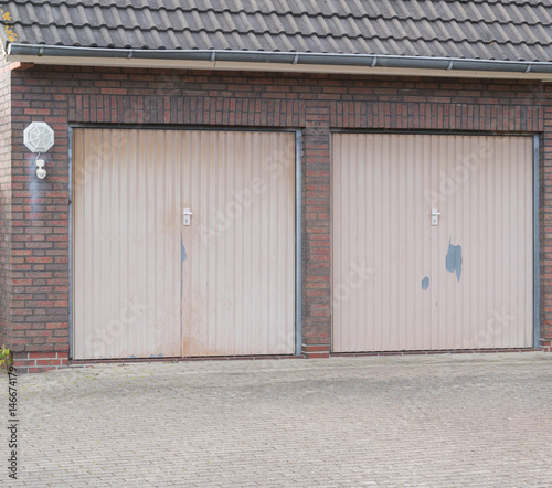 "Alte braune Garagentore" Stockfotos und lizenzfreie Bilder auf Fotolia