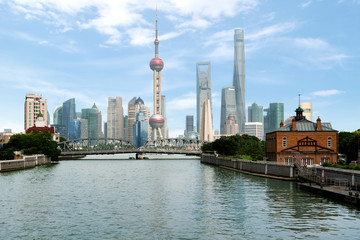 Obraz premium Shanghai skyline with historical Waibaidu bridge, in Shanghai China. Shanghai luajiazui finance and business district
