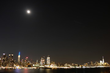 Fototapeta na wymiar Night view at Manhattan at full moon