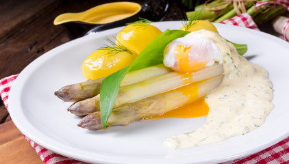 asparagus with wild garlic and poshed egg