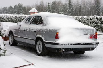 Stary samochód w śniegu - obrazy, fototapety, plakaty