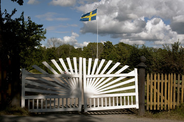 Svensk flagga och grind