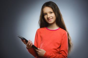 Naklejka premium smiling young girl or teenager with tablet pc computer
