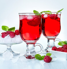 Alcohol cocktail with raspberries and mint