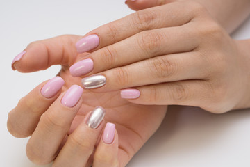 Fototapeta premium Atrakcyjne kobiece dłonie. Naturalne paznokcie z pięknym manicure.