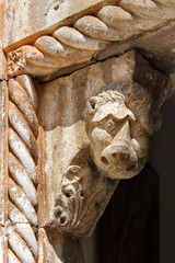 Obraz premium Löwenkopf am Portal der Kirche Sv. Duha in Hvar, Kroatien
