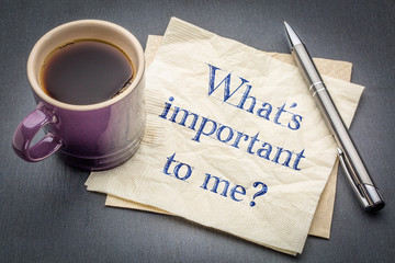 What is important to me? A question on napkin. - obrazy, fototapety, plakaty