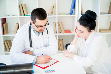Obraz premium Doctor examining a woman