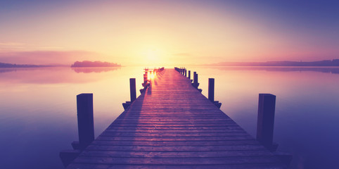 Fototapeta na wymiar romantischer Sonnenaufgang am See, Sommer am Wasser