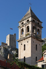 Fototapeta na wymiar Zwei Türme in der Altstadt von Omis – Burgturm und Kirche Sv. Mihovil
