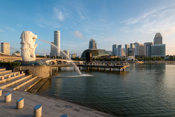 Obraz premium Krajobraz dzielnicy finansowej Singapuru i budynku biznesowego