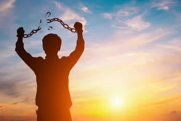 Foto op Plexiglas Silhouette image of a businessman with broken chains in sunset © Guitafotostudio