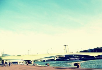 Pont et ciel ne font plus qu'un