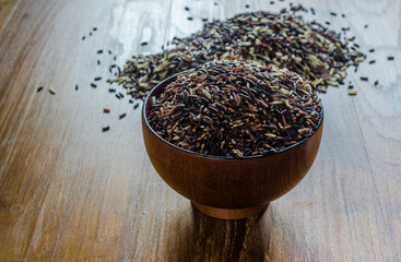 brown rice in wooden bowl