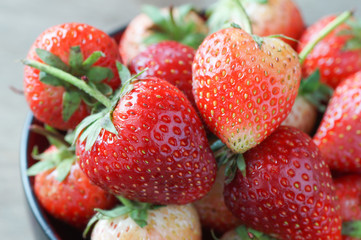 Fresh strawberrieson wood en table