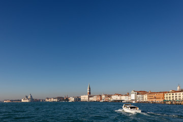 Fototapeta na wymiar Arriving in Venise