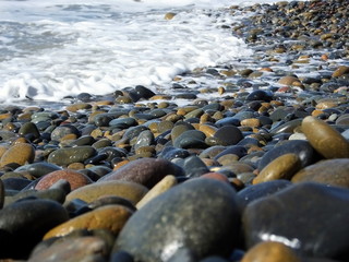 Obraz premium Closeup of smooth stones at shore