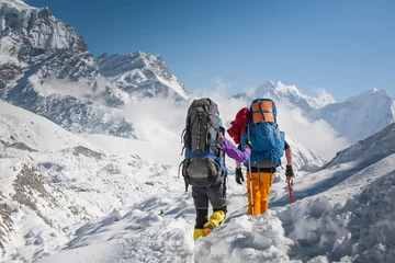 Küchenrückwand glas motiv Mount Everest Wanderer überqueren den Gokyo-Gletscher im Khumbu-Tal auf dem Weg zum Everest-Basislager