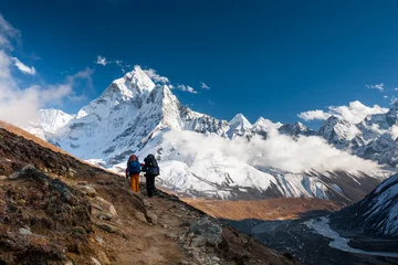 Foto op Plexiglas Mount Everest Trekkers approaching Amadablan mount in Khumbu valley on a way to Namche Bazar