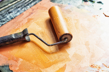 Roller for applying paint on printed form