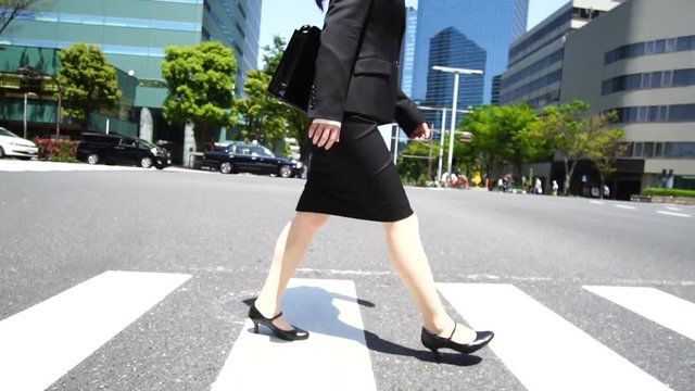 スローモーション　歩く人　ビジネスウーマン　移動撮影　ローアングル