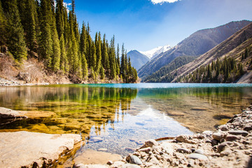 Fototapety  Majestic blue mountain lake with green trees