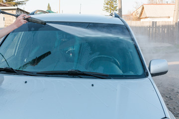To wash the car with the high-pressure apparatus.