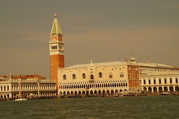 Fototapeta na wymiar Eindrücke von Venedig / Italien von einem Boot aus