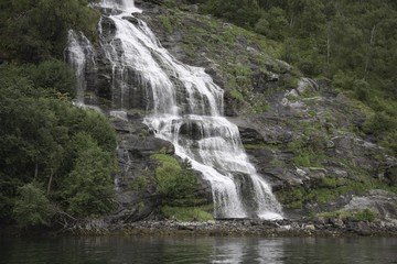 Fototapeta na wymiar wasserfall im geiranger fjord