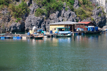 Fototapeta na wymiar Floating fishing village