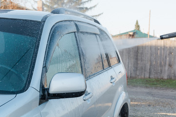 To wash the car with the high-pressure apparatus.