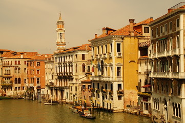 Eindrücke von einem Kanal in Venedig / Italien